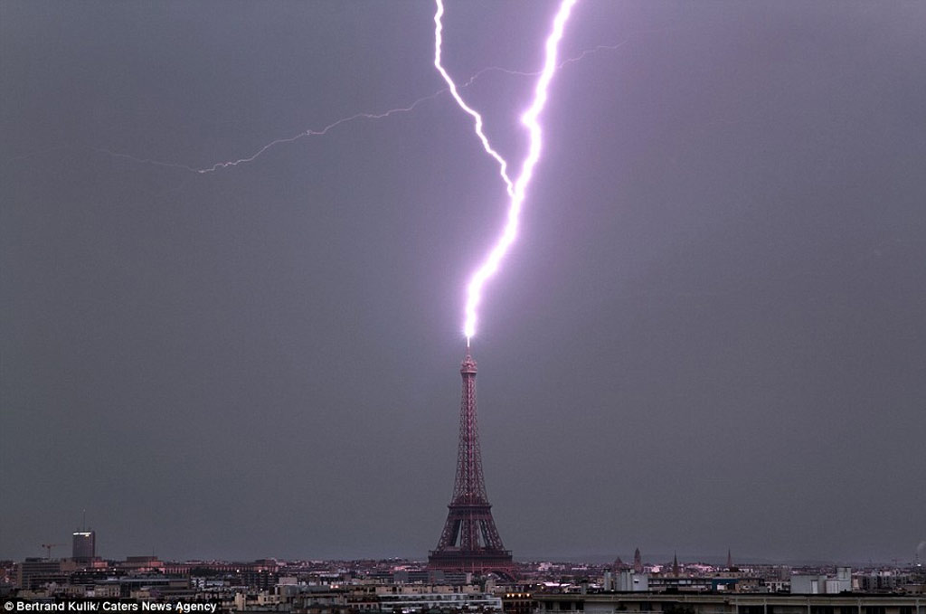 Sét chùm đánh trúng đỉnh tháp Eiffel ở thành phố Paris, Pháp.