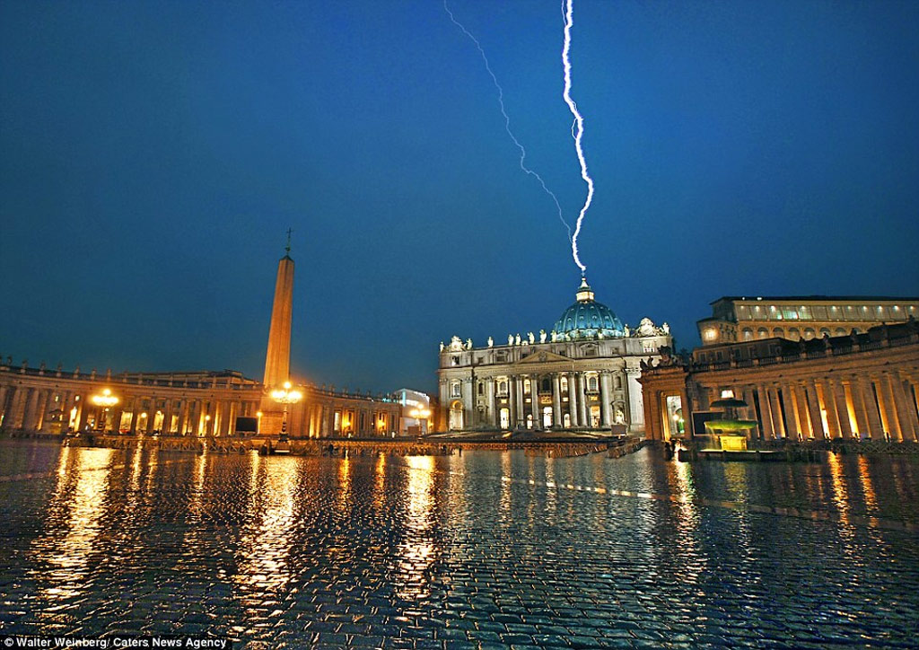 Tia sét như vệt khỏi bốc lên từ đỉnh mái vòm của tòa nhà ở Vatican.