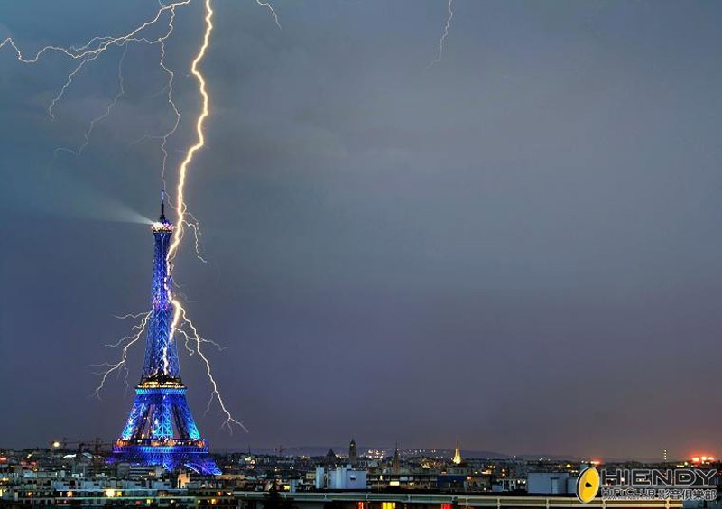 Sét đánh trúng tháp Eiffel được chiếu sáng đèn màu trong đêm ở thành phố Paris, Pháp.