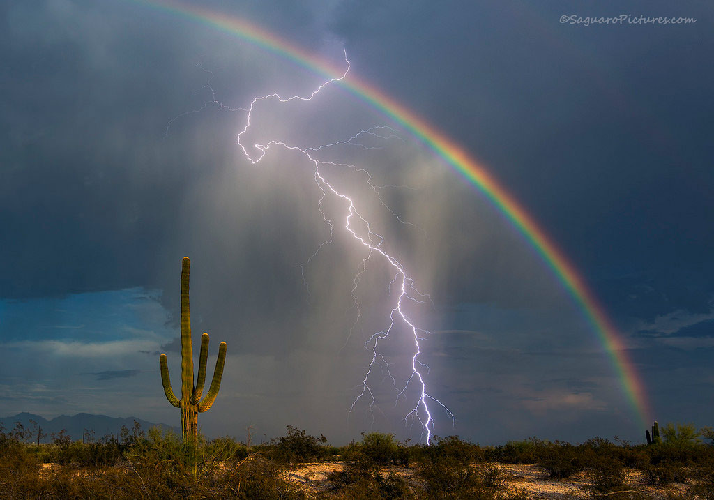 Cảnh tượng sét xuất hiện cùng cầu vồng hiếm thấy ở Tucsan, bang Arizona, Mỹ.