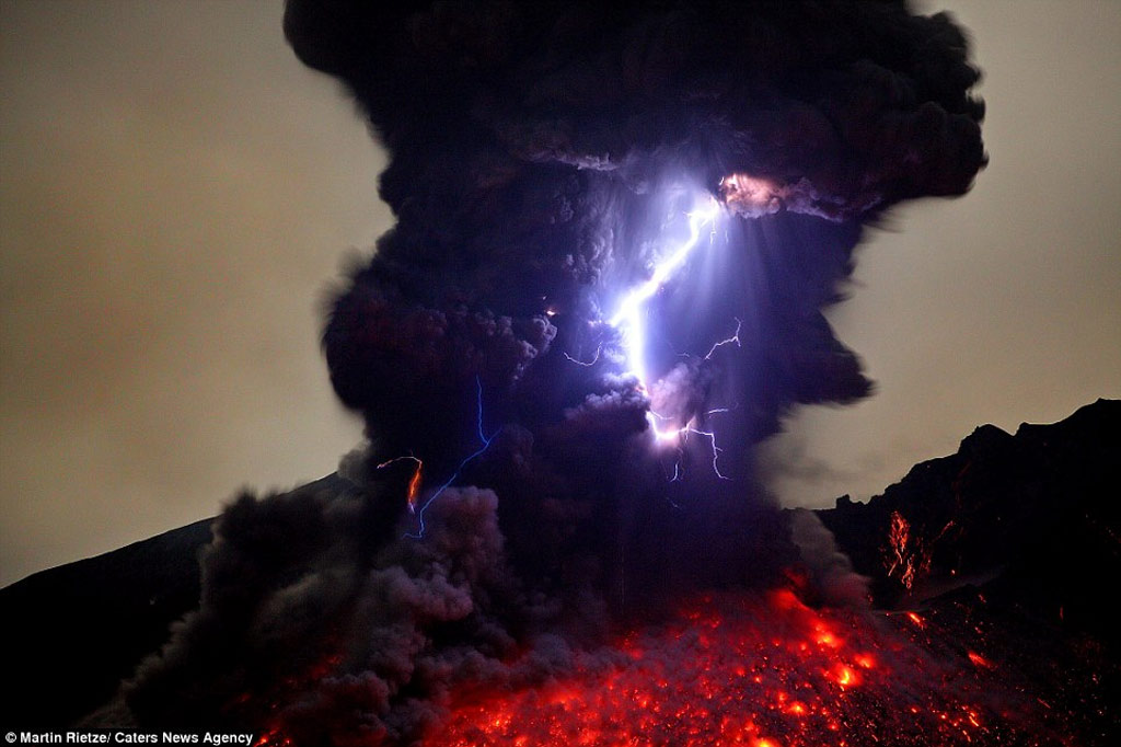 Sét chùm hòa quyện với tro bụi bốc lên từ núi lửa Sakurajima ở Nhật Bản.