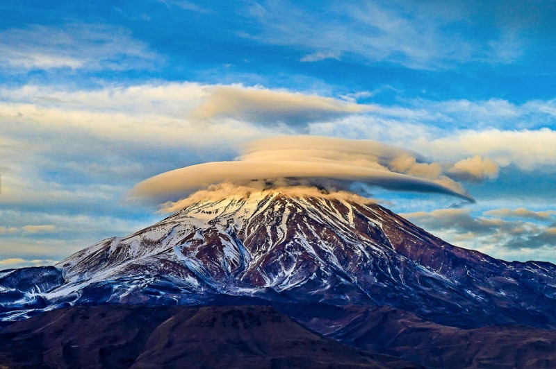 Trong ảnh là đám mây dạng thấu kính trên núi Damavand.